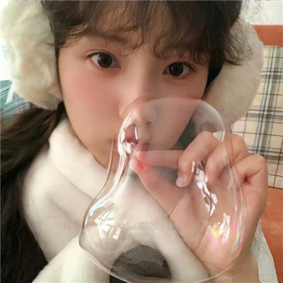 戴金色面具的男子